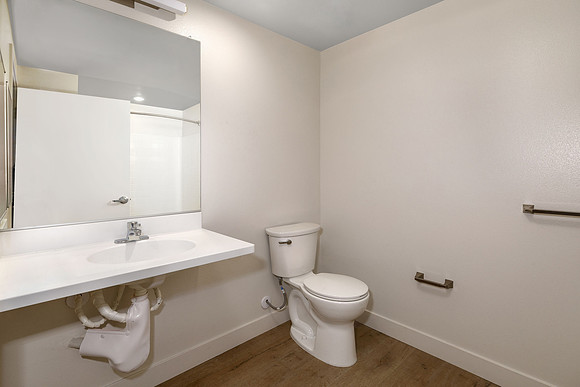 AH_Emerson_205-Bathroom_5113a-11x8