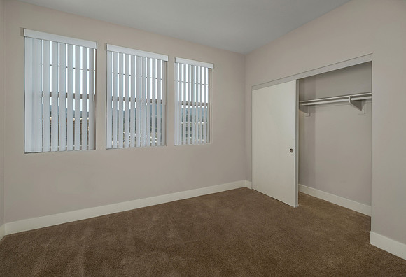 AH_Eastgate_215-Bedroom-ClosedBlinds_3925c-11x8